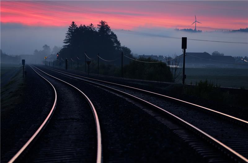 40.000 Euro Schaden: Glasfaserkabel der Bahn gekappt Im Morgendunst liegen die Bahngleise der Zugstrecke Kaufbeuren-Kempten kurz vor Sonnenaufgang. Symbolfoto: Karl-Josef Hildenbrand/dpa