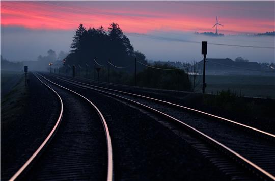 Im Morgendunst liegen die Bahngleise der Zugstrecke Kaufbeuren-Kempten kurz vor Sonnenaufgang. Symbolfoto: Karl-Josef Hildenbrand/dpa