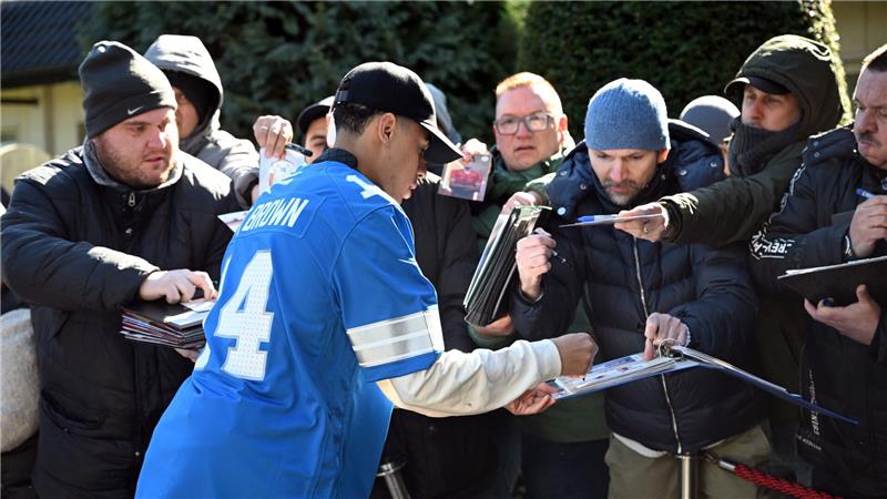 Spanien-Schmerz als Antrieb: Nagelsmann macht Tempo Im NFL-Look: Jamal Musiala kommt beim DFB-Hotel an.