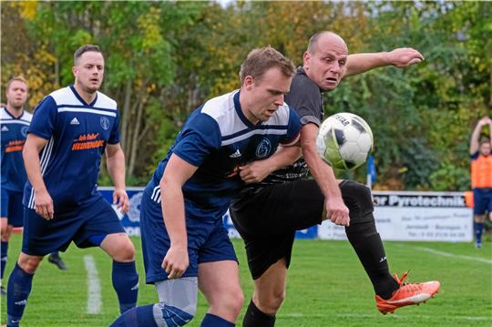 Im Nachbarschaftsduell geht’s zur Sache: Hier rangeln Dominik Mohr (Mi.) von der TSG Jerstedt und Hahndorfs Piotr Swiontek-Brezinski um den Ball. Foto: Drechsler