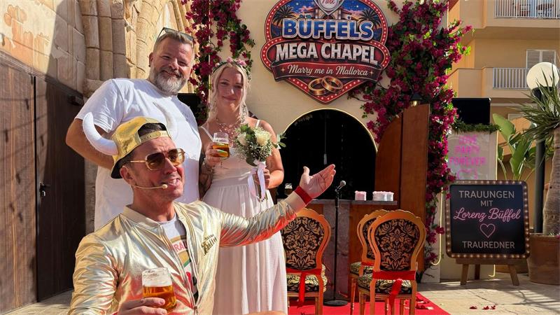 Endspurt am Ballermann: So lief der Malle-Sommer „Im Namen des Bieres“: Lorenz Büffel fungiert als Trauredner.