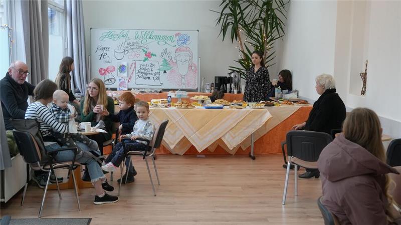 Im Nebenraum des Basars können sich die Gäste am Kuchenbuffet bedienen.