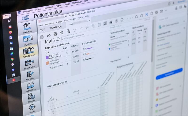 Umfrage: Aufgeschlossenheit für veränderte E-Patientenakten Im Neurozentrum Tempelhof in Berlin ist eine elektronischen Patientenakte mit einem E-Rezept auf einem Bildschirm zu sehen.
