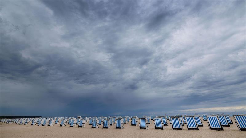 Im Norden und Nordwesten zeigen am Donnerstag sich viele Wolken am Himmel und gebietsweise fällt schauerartiger Regen