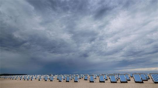 Im Norden und Nordwesten zeigen am Donnerstag sich viele Wolken am Himmel und gebietsweise fällt schauerartiger Regen