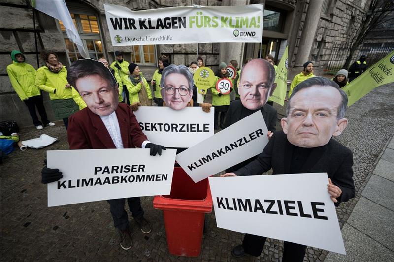 Urteil nach Klima-Klagen gegen Bundesregierung noch heute Im November 2023 hatte das OVG Berlin-Brandenburg geurteilt, dass die Regierung ein Klima-Sofortprogramm in den Sektoren Verkehr und Gebäude auflegen muss.