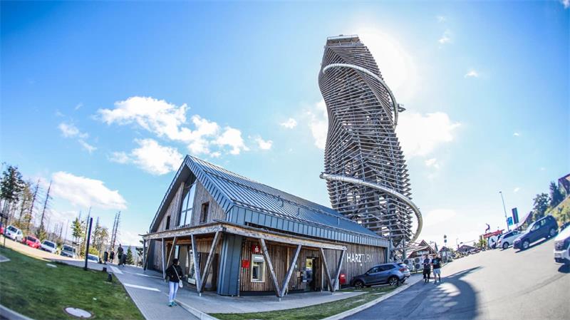 Der Harzturm mit Vorgebäude.
