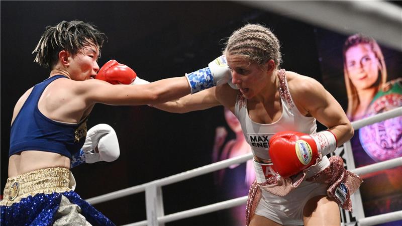 Lehrerin vor Box-Olymp: Historische Chance für „Tiny Tina“ Im November gewann Tina Rupprecht (rechts) gegen Eri Matsuda aus Japan drei WM-Gürtel.