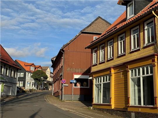 Im Oberharz wird es im November ruhiger: Selbst am helllichten Tag sind – wie im Bild in der Innenstadt St. Andreasbergs – selten Menschen auf der Straße anzutreffen. Foto: Eggers
