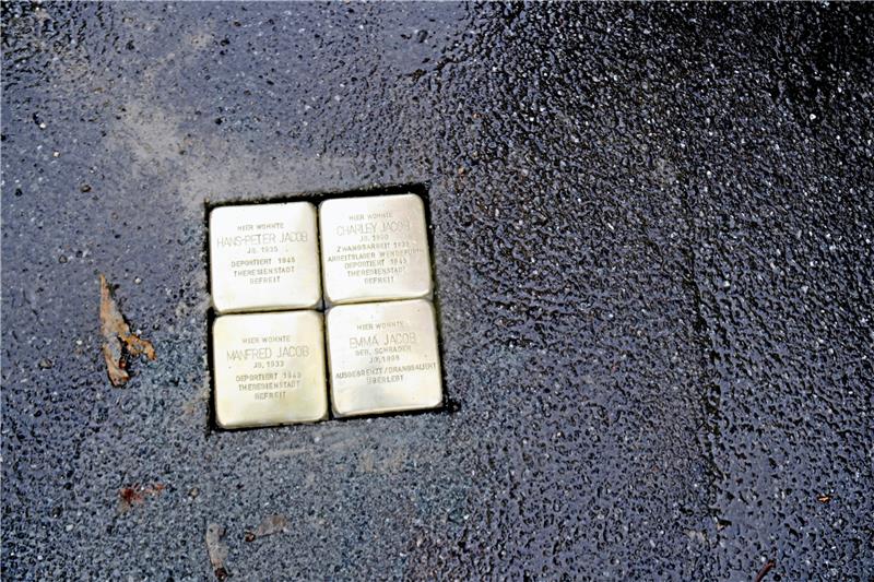 KZ-Überlebender hört auf Friedhof von seinem Tod Im Oktober 2021 wurden die ersten Stolpersteine in Goslar verlegt. Nun sollen 15 weitere folgen. Archivfoto: Hartmann