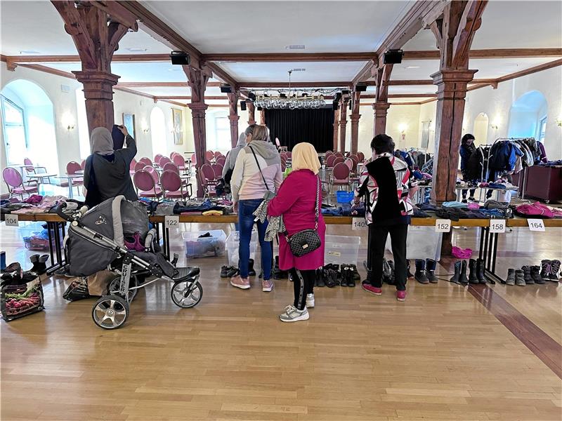 Im Oktober 2023 findet der Kleidermarkt des Kinderschutzbunds erstmals nicht in der eigenen Tauschzentrale, sondern im Saal des Schlosses statt. Dabei werden auch Gutscheine verteilt. Beides soll nun wiederholt werden. Archivfoto: Schlegel