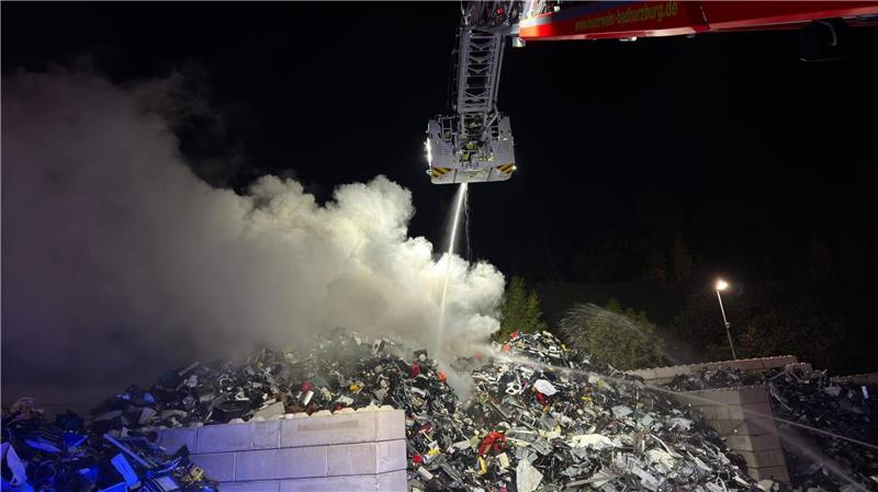 Schulenberger Feuerwehr ist kreisweit im Einsatz Im Oktober 2024 brennt es auf dem Außengelände der Firma Electrocycling. Die Schulenberger Feuerwehr unterstützt bei der Warnung der Bevölkerung.