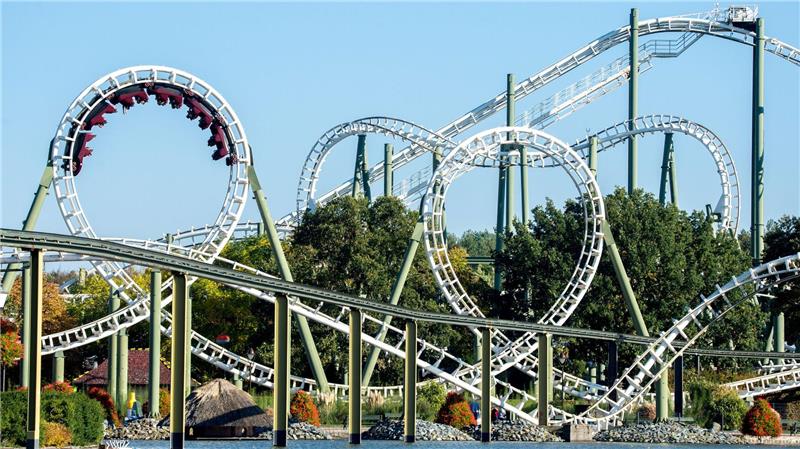 Im Oktober können Besucher im Heide Park Soltau Achterbahnen auch im Dunkeln fahren. Der Park bleibt in diesem Monat am Wochenende bis 21 Uhr geöffnet. (Archivbild)