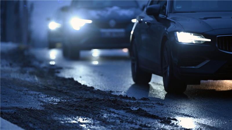Im Osten besteht gebietsweise Gefahr von Glatteis durch gefrierenden Regen - örtlich sei auch Unwetter möglich. (Archivbild)