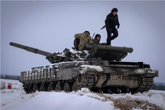 Im Osten und im Süden der Ukraine gehen die Kämpfe unvermindert weiter.