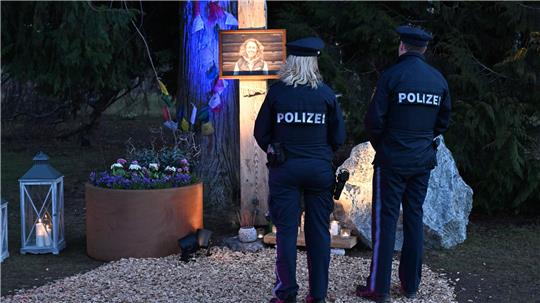 Im Partenkirchener Kurpark erinnert ein Gedenkort an die Ex-Biathletin. 