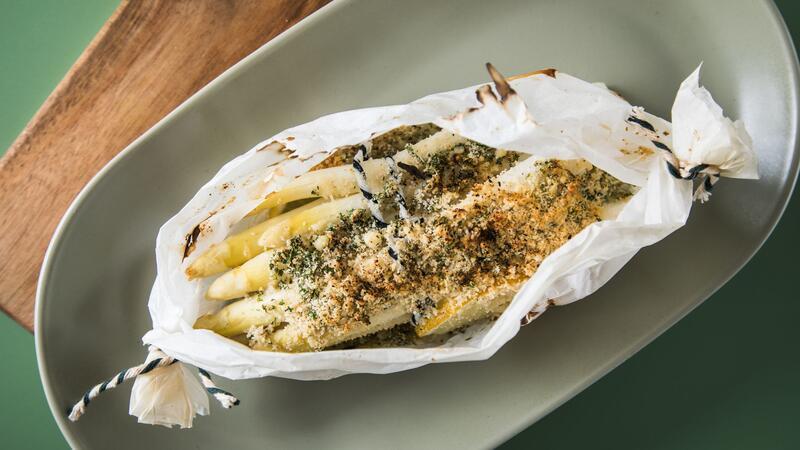 Ob weiß oder grün: So gelingt der Spargel Im Pergamentpapier gart der Spargel im eigenen Saft und gibt sein Aroma nicht ans Wasser ab.