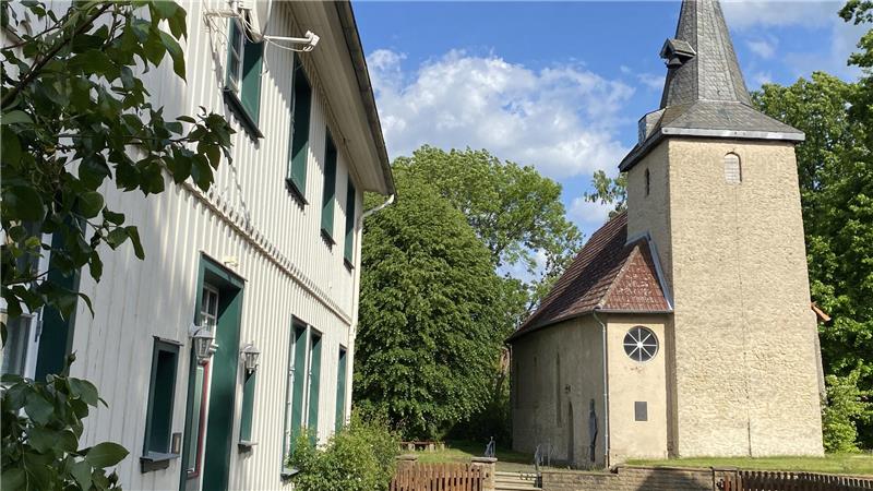Im Pfarrhaus gegenüber der Dorfkirche in Bettingerode hat die Gemeinde Bettingerode/Westerode/Lochtum offiziell ihr Büro.