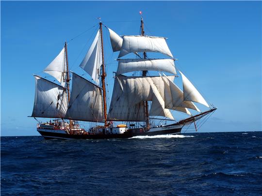 Im Programm „Klassenzimmer unter Segeln“ schippern Jugendliche auf der „Thor Heyerdahl“ um die Welt.  Foto: KuS