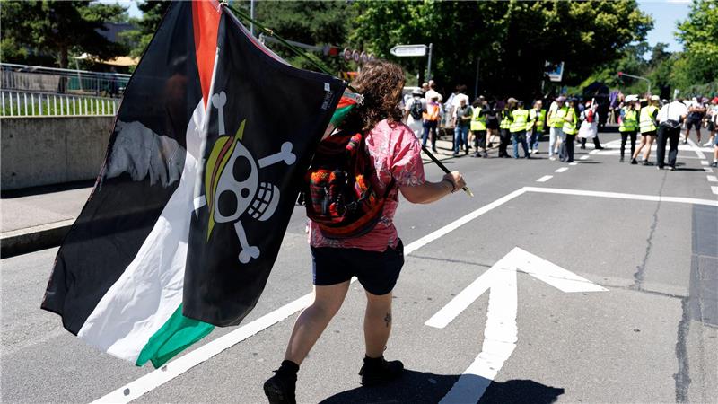 Steine fliegen, Scheiben bersten: Protest gegen G7 in Genf Im Protestzug sind viele Palästinenserflaggen zu sehen.