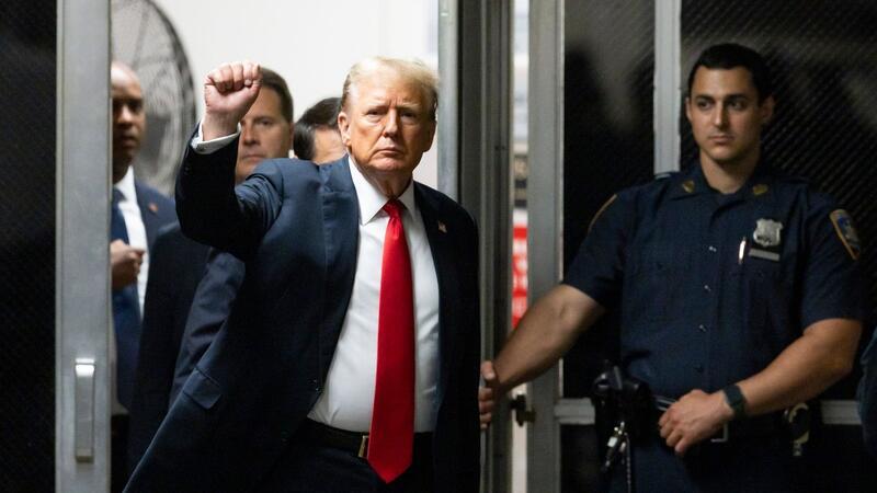 Anklage: Schweigegeld möglicher Grund für Trumps Wahlsieg Im Prozess gegen Donald Trump haben Anklage und Verteidigung ihre Plädoyers gehalten.
