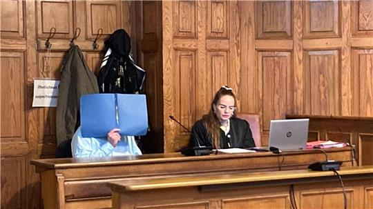 Im Prozess um die jahrelange Misshandlung seiner Familie ist ein Mann vor dem Landgericht Bremen zu einer mehrjährigen Haftstrafe verurteilt worden. (Archivbild)