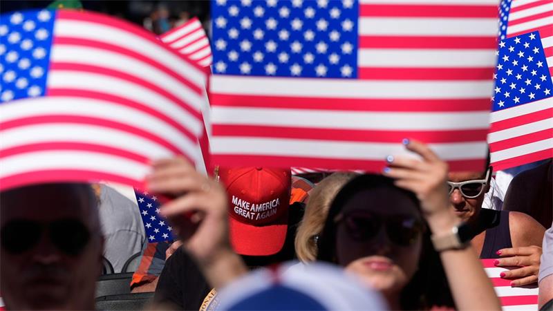 Trump eröffnet Jubiläumsfeiern: „Amerika ist zurück“ Im Publikum waren US-Flaggen und Kappen der MAGA-Bewegung (Make America Great Again) zu sehen.