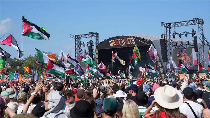 Polizei prüft Festival-Auftritte auf strafbare Israel-Kritik Im Publikum waren zahlreiche palästinensische Fahnen zu sehen.