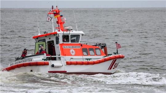 Im Rahmen der Amtshilfe haben Seenotretter mitten im Wintersturm einen kranken Patienten von Spiekeroog an Land gebracht. (Symbolbild) 