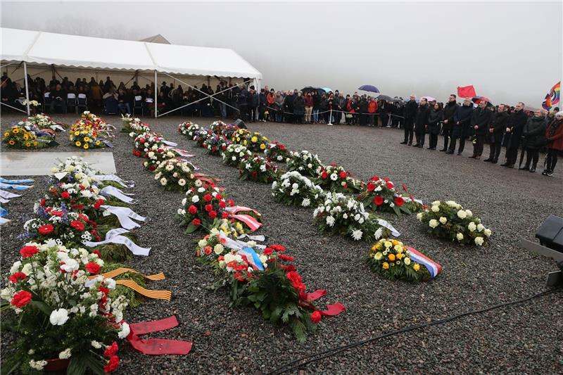 78. Jahrestag der Befreiung von Buchenwald Im Rahmen der Gedenkfeier wurden Kränze auf den ehemaligen Appelplatz gelegt: Die Befreiung Buchenwalds erlebten 21.000 Häftlinge.