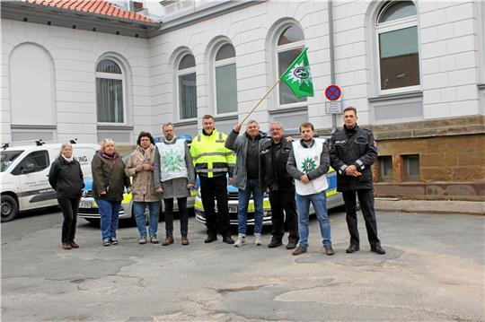 Im Rahmen einer „aktiven Mittagpause“ protestierten die Mitarbeiter der Polizei auf dem Hof des Kommissariats in der Herzog-Wilhelm-Straße.  Foto: Fricke