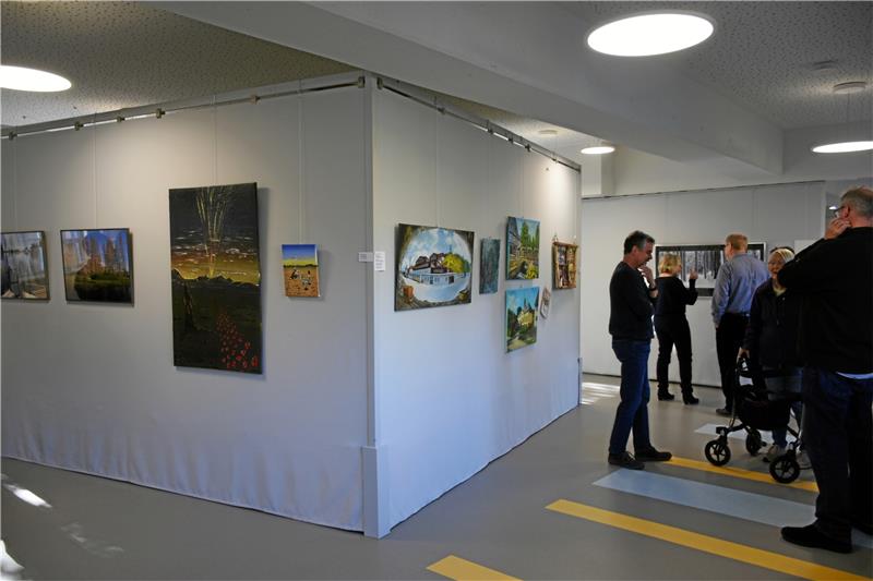 Kunstgespräche: „Hinter jedem Bild steht eine Geschichte“ Im Raum Beroun wurde mit Aufwand und Kraftanstrengung ein Kubus geschaffen, um Bilder aufhängen zu können. Foto: Kempfer