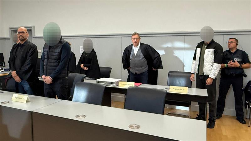 Im Raum steht der Verdacht, dass die vier jungen Menschen als sogenannte „Wegwerf-Agenten“ für einen bislang unbekannten Auftraggeber gehandelt haben könnten.