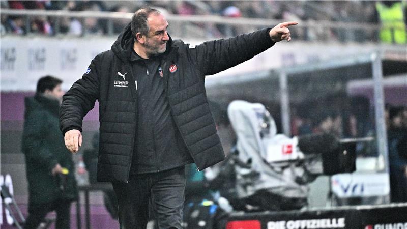 Im Regen trieb Heidenheims Trainer Frank Schmidt seine Elf gegen Freiburg an.