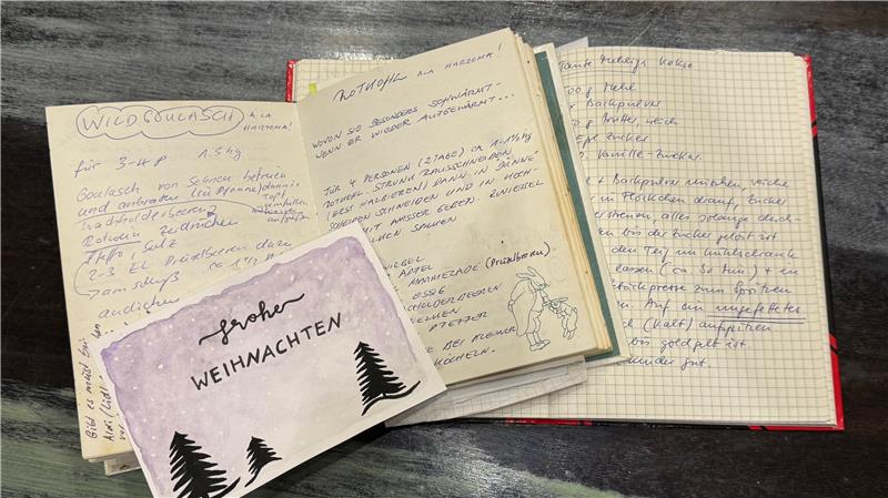Das Bild zeigt zwei Rezeptbücher von Yasmin Mai-Schoger und eine alte Weihnachtskarte.