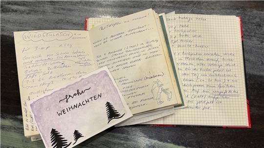 Das Bild zeigt zwei Rezeptbücher von Yasmin Mai-Schoger und eine alte Weihnachtskarte.