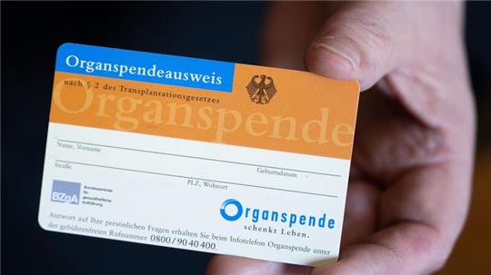 Im Ringen um mehr lebensrettende Organspenden kommt ein neuer Anlauf für Änderungen der Spenderegeln in Gang.
