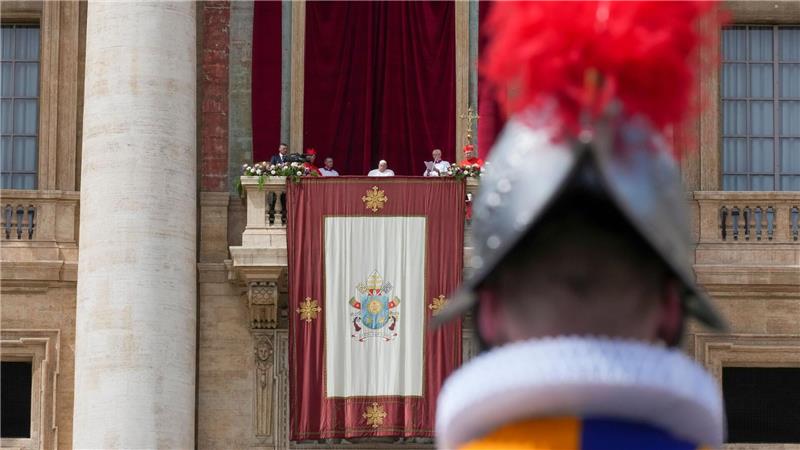 Papst spendet trotz Krankheit Segen Urbi et Orbi Im Rollstuhl wurde der Papst auf den Balkon des Petersdoms gebracht.