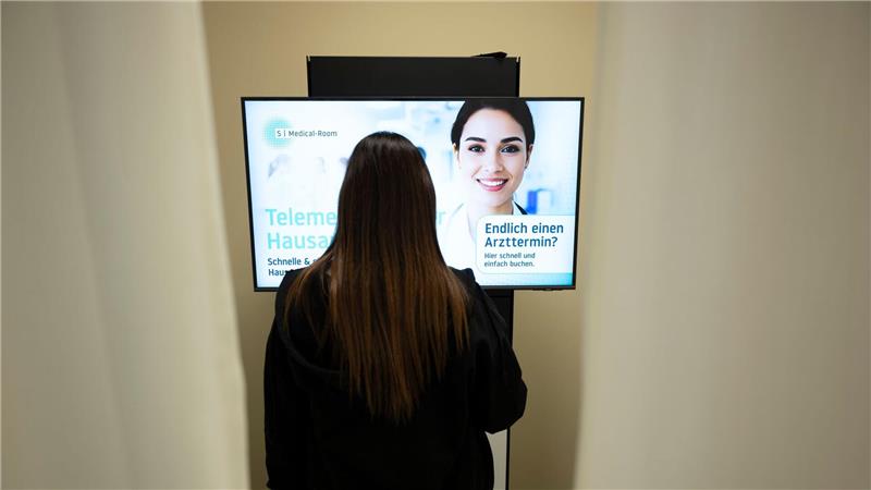 Im „S Medical Room“ kann der Arzt per Video vor allem bei leichteren Beschwerden einen Rat geben.