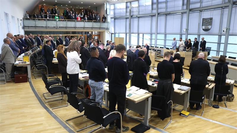 AfD stellt Landtagspräsidenten - Brandmauer bröckelig? Im Saal sitzen die 39 Abgeordneten der AfD-Fraktion künftig in der Mitte.