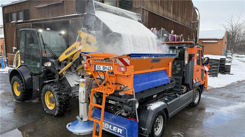 Im Salzlager des Bauhofs werden die Fahrzeuge mit Streugut bestückt, hier ein Multicar, der gut eine Tonne fasst.  