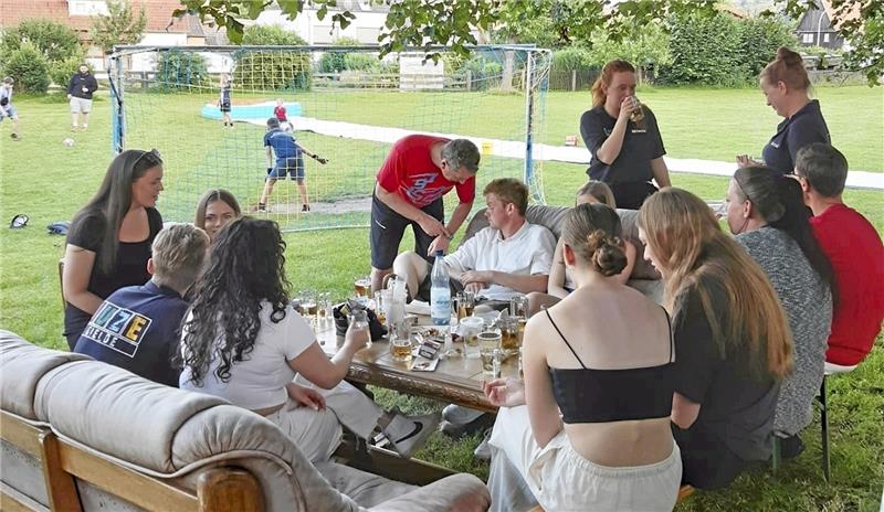 Fest am Gielder Jugendzentrum lockt viele Gäste Im Schatten unterm großen Blätterdach lässt es sich gut sein: Gäste aus dem Ort feiern den runden Geburtstag ihres Jugendzentrums. Foto: Privat