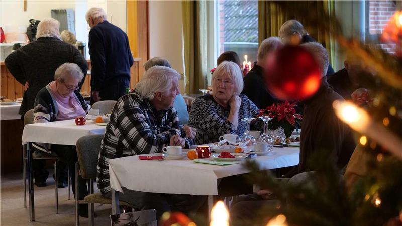Menschen unterhalten sich an der Kaffeetafel im Weihnachtszimmer in Bad Harzburg. 