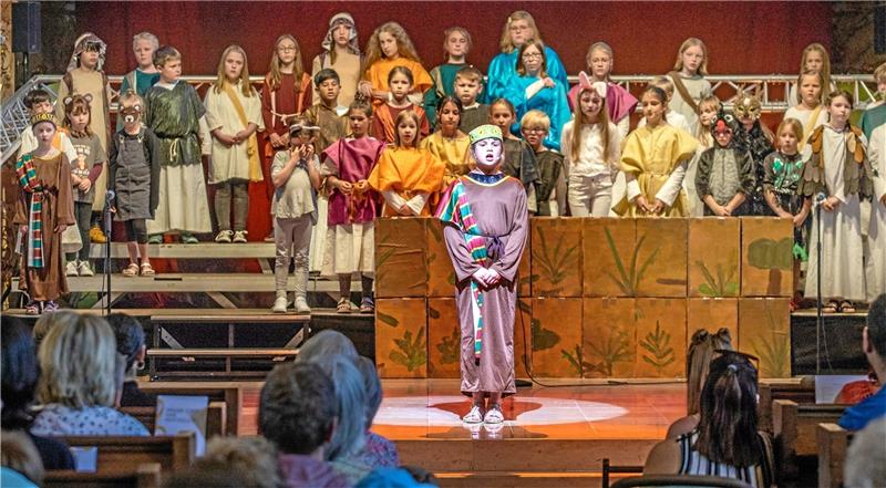 Noah und Co. begeistern ihr Goslarer Publikum Im Scheinwerferlicht: Marla Herzberg spielt den Noah und wechselt sich in ihrer Hauptrolle mit Susanna de Vries ab. Foto: Schenk