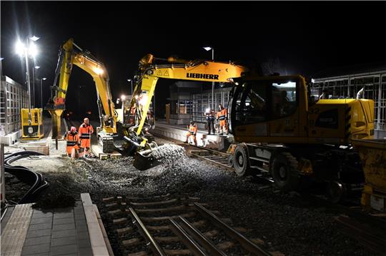 Im Scheinwerferlicht beginnen in der Nacht zu Samstag die Abrissarbeiten. Zuerst müssen die Gleise weichen, um an die Unterführung zu kommen.  Fotos: Gereke