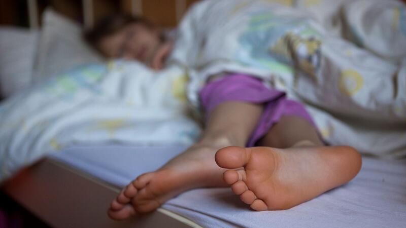 3 Schlafprobleme bei Kindern - und wie Eltern sie lösen Im Schlaf speichern wir am Tag erlernte Dinge ab.