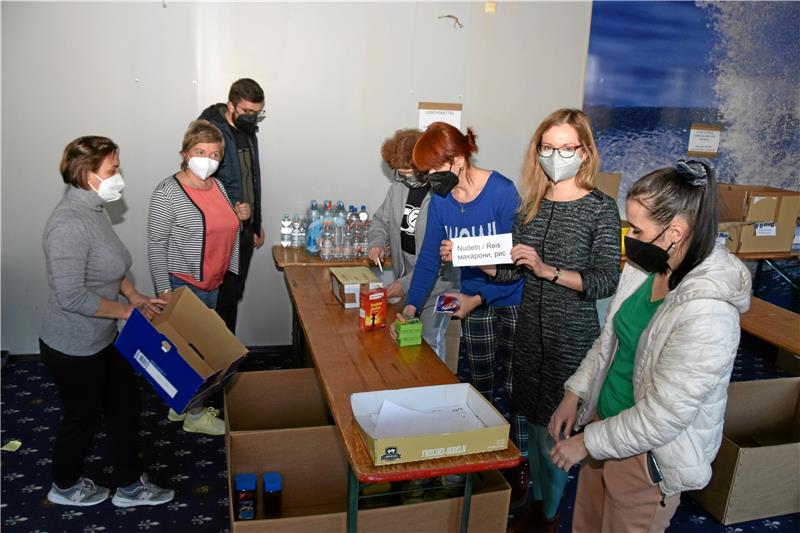 Goslarer Hilfsprojekt: Mit Menschlichkeit gegen den Krieg Im Schleeke werden Sachspenden sortiert, bevor sie auf die Reise in die Ukraine gehen. Über Grenzen und Lebenswege hinweg arbeiten Menschen zusammen: Goslarer, Russlanddeutsche, Menschen aus der Ukraine, Weißrussland und Russland. Fotos: Kleine