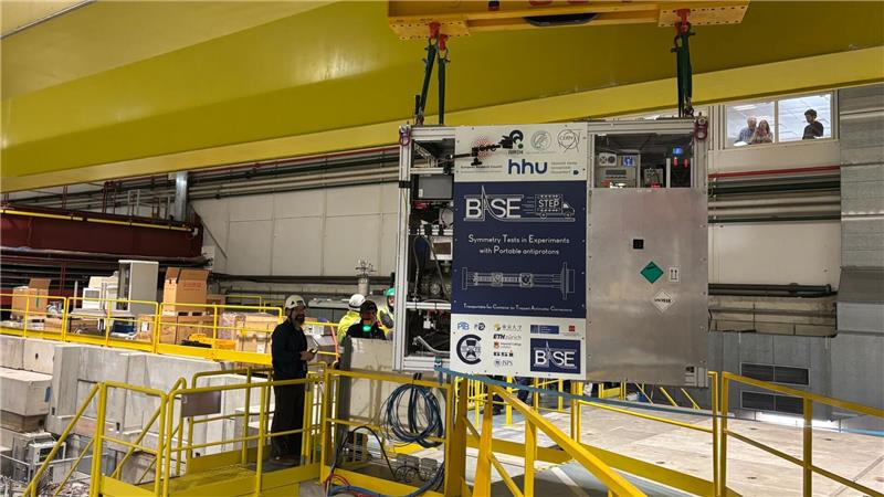Weltpremiere mit Antimaterie-Transport geglückt Im Schneckentempo wird der Transportcontainer am Kran durch die Antimaterie-Fabrik gebracht.