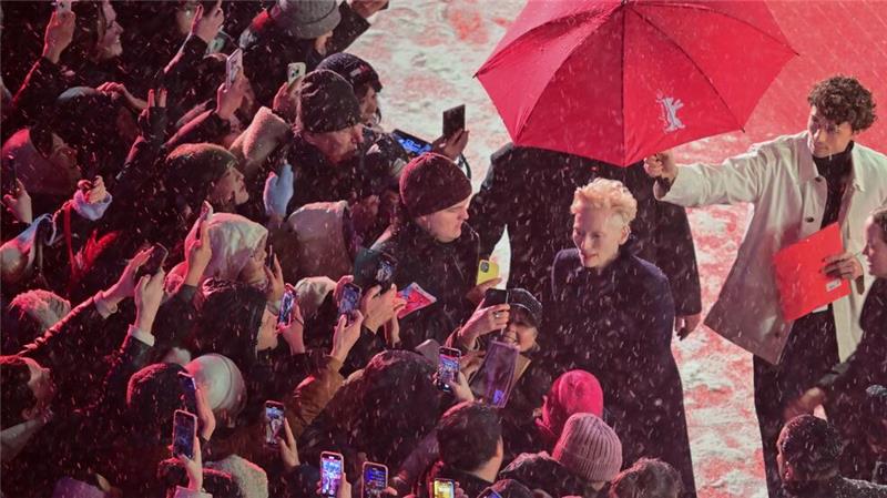 Heiße Rede, kalter Schnee: Berlinale eröffnet Im Schnee von Fans gefeiert: Tilda Swinton.