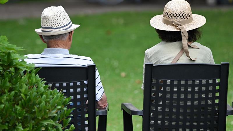 Im Schnitt gab es im vergangenen Jahr 1.154 Euro Rente monatlich. (Illustration) 